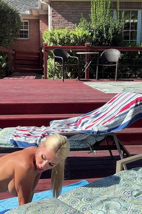 수영장에서 섹스하는 타티아나와 이안