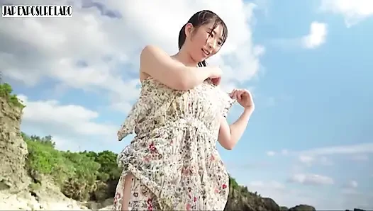 Gravure Idol Behind-the-scenes in Okinawa, a Daring off-camera Moment Captured Discreetly 1st