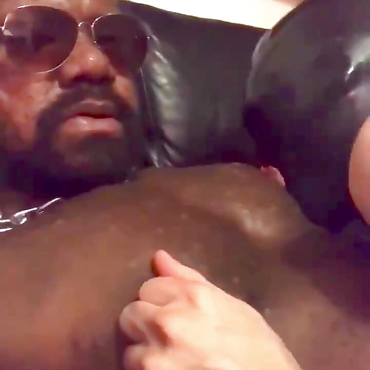Sesión de adoración de pec interracial