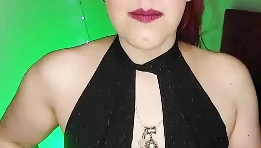 Я приношу моему куколду новогодний подарок и заставляю его приглядеться очень внимательно!