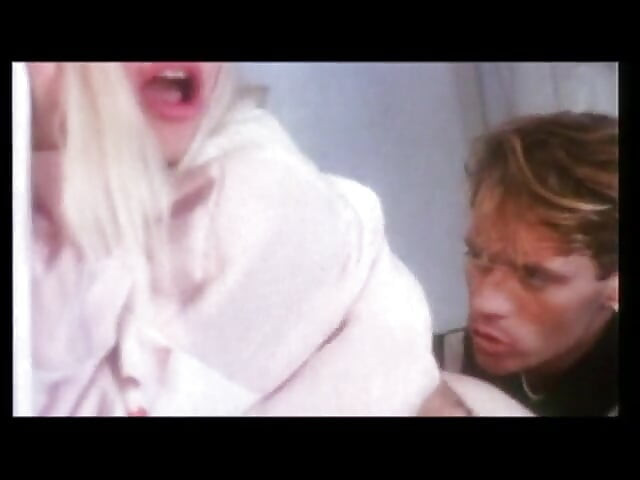 MILF blonde dikongkek pepek berbulunya