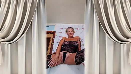 Heiße hausfrau Lukeria liebt ungewöhnliche outfits.