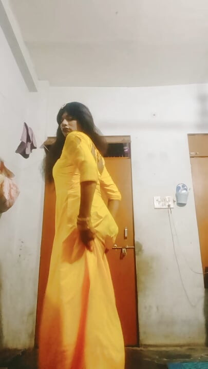 Urvashi Rani silk salwar phenke ghar ke andar ghapaghap krrhi thi