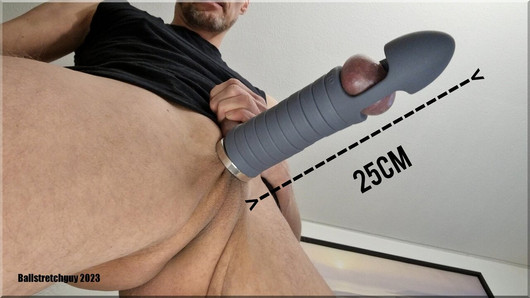 Ballstretchguy, meine Eier dehnen und den längsten Ballfick-Dildo der Welt von 25cm machen lassen