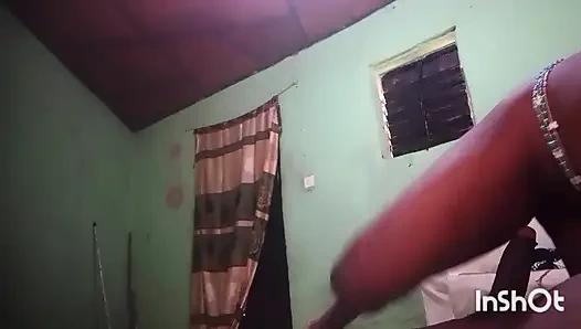 Rose делает массаж черному члену перед проникновением