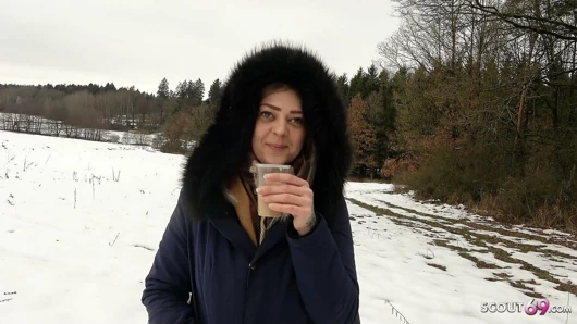 Pelacur remaja Jerman berbicara dengan blowjob pov publik yang berisiko oleh orang asing