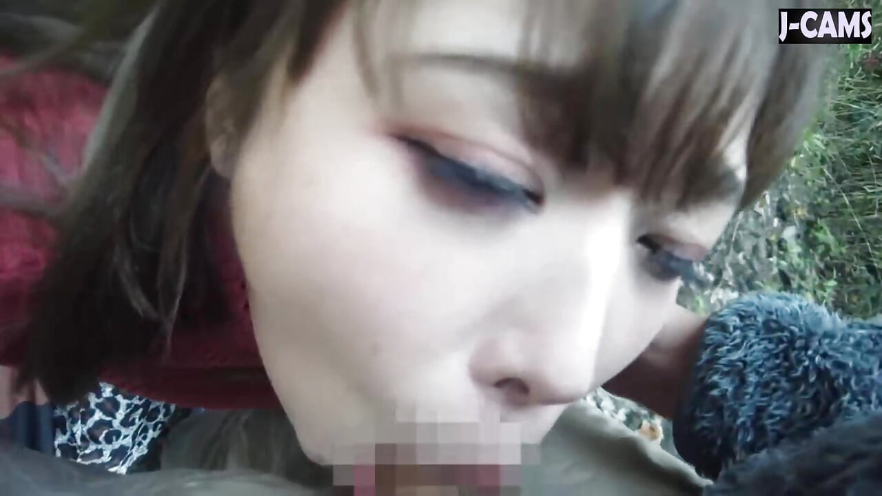 Doamnă veselă de la birou cu buze lucioase se apleacă de aproape zâmbind în timp ce savurează momentul episodul 2