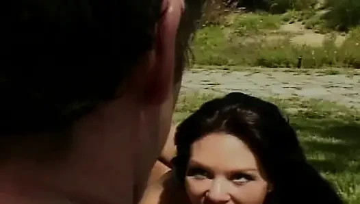 Klassische pornostar-puppe bekommt nach dem fick im freien eine gesichtsbesamung
