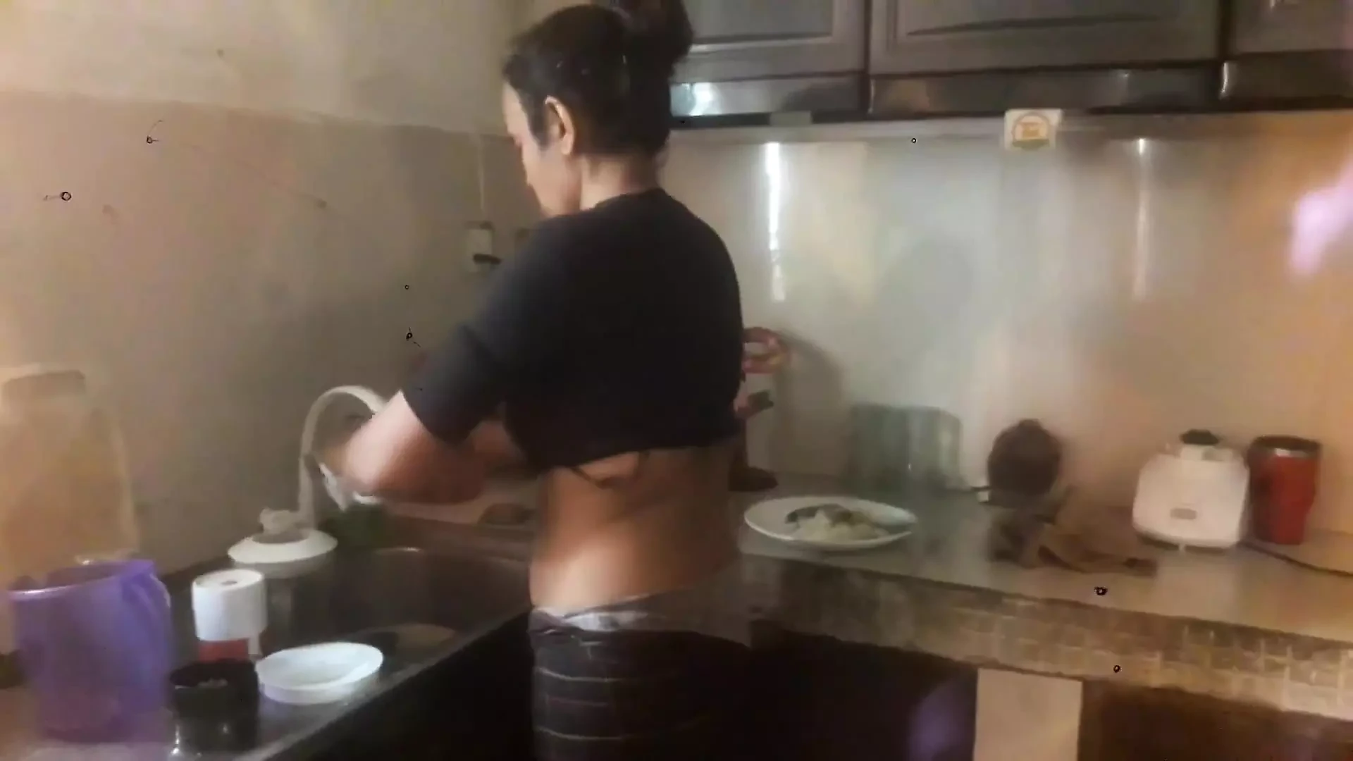 La criada es mi puta de uso gratuito mientras mi esposa trabaja