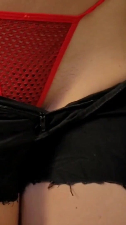 Chica caliente probándose micro shorts | Clip 3