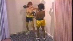 Обнаженный межрасовый бокс (по запросу в замедленном видео)