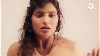 Des femmes sexy et excitées en sari rouge