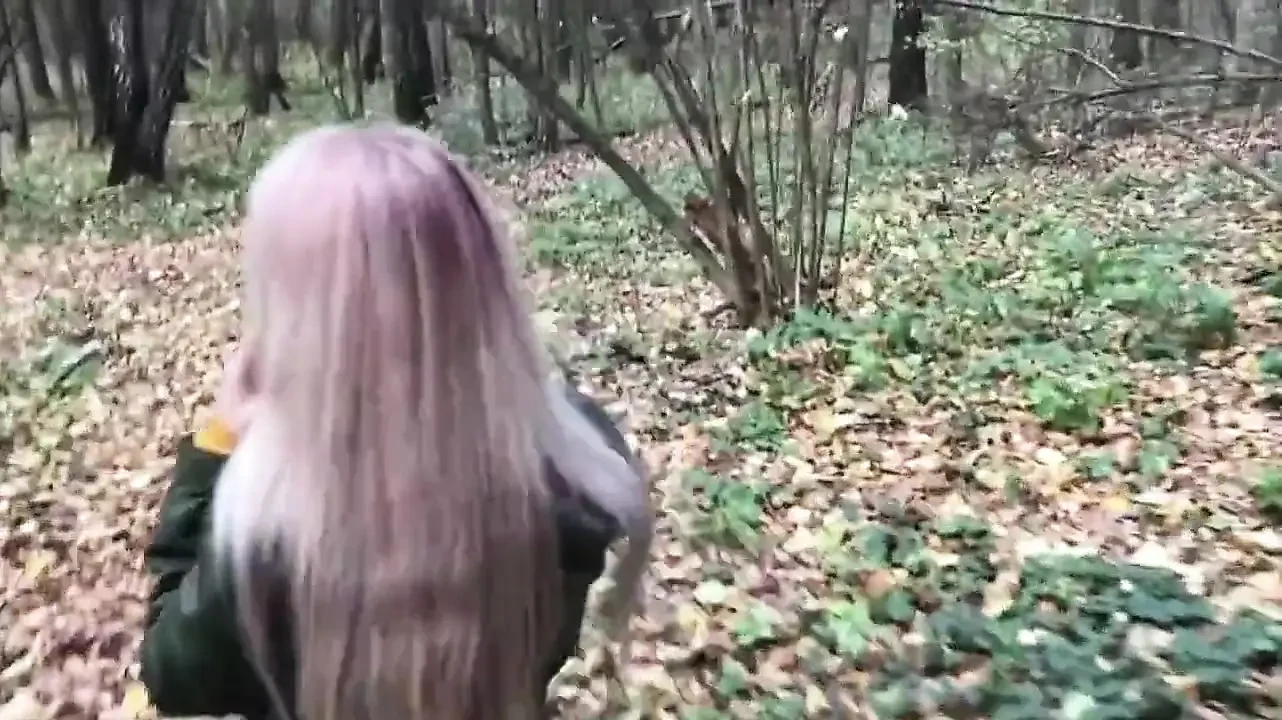 金发女郎在森林里站着和陌生人在镜头前做爱