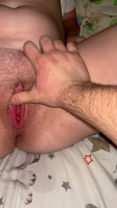 Masturbándose su peluda coño