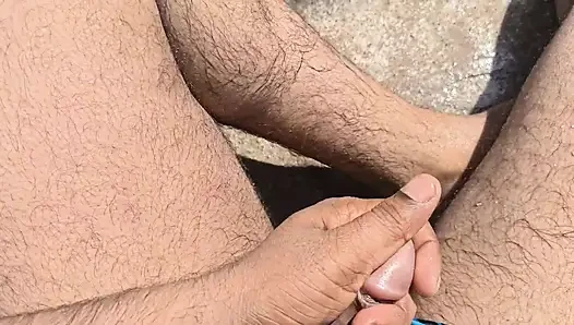 Bhabhi ko field mai kapde dhote samay mud marwai