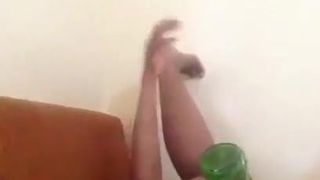 Une salope Africaine se fais du bien avec une bouteille