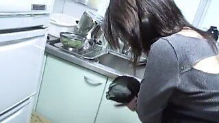 La ragazza giapponese scopa la moglie amatoriale in cucina