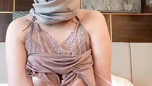 Женщина в белье, стукающая сзади