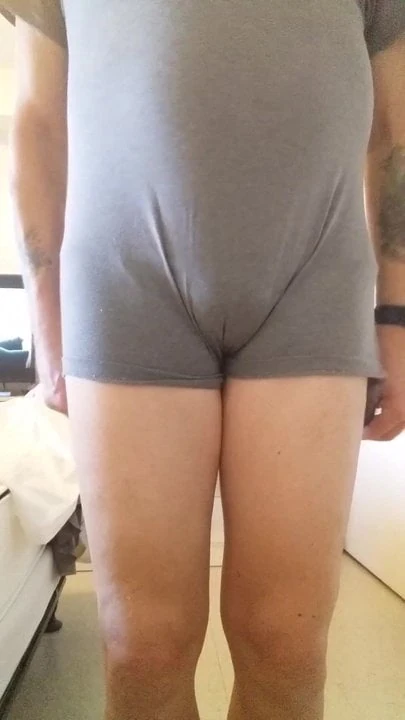 Ich mache mein T-Shirt und meine Bikini-Unterwäsche nass