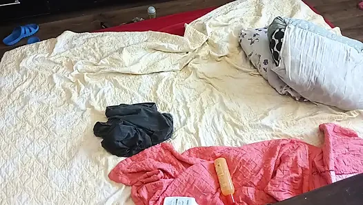 Mateur Wife Gives Me a Handjob Until I Cum, Hot Amateur Couple Foreplay in the Bedroom