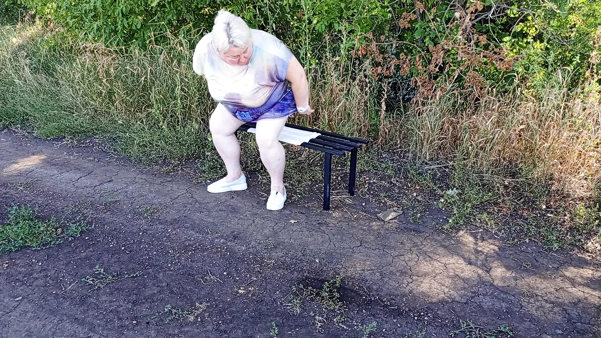 eine nachbarin im park zieht sich aus und masturbiert zum orgasmus auf einer bank