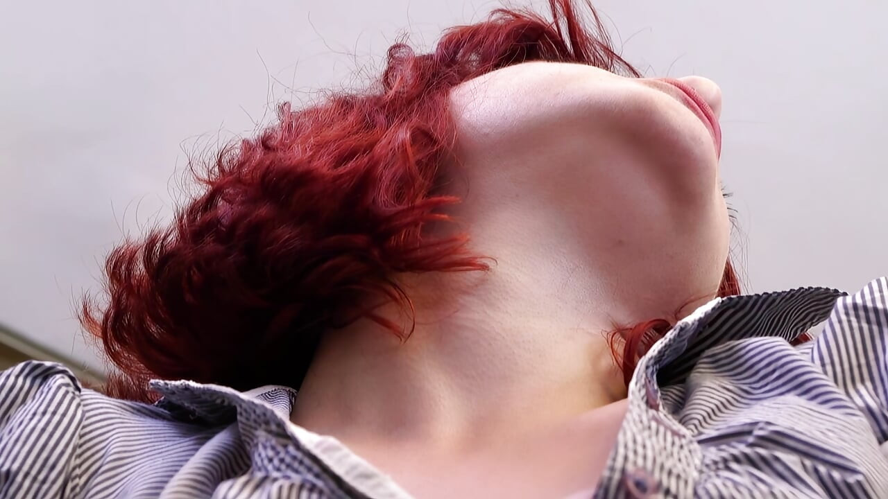 Omg! Une Soubrette Brune Sexy Se Fait Baiser Par Un Mec À Grosse Bite En Vacances - Passion Au Bord De La Piscine!