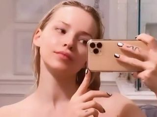 Dove cameron selfie allo specchio