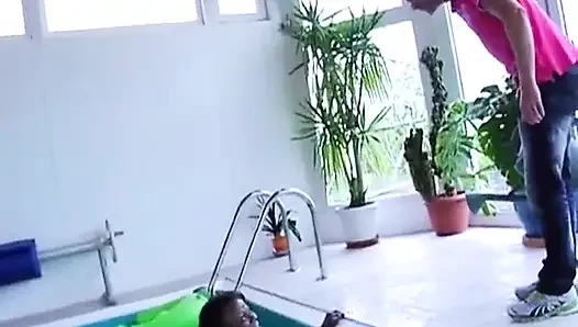 Fransa'dan zenci sürtük havuzda çifte sikiliyor