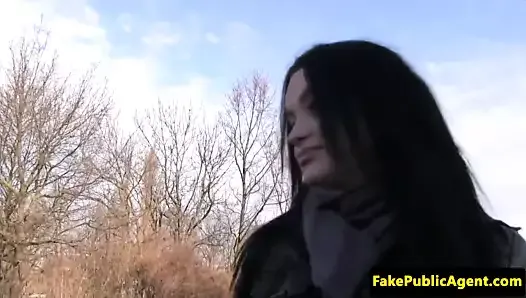 Une fille moldave tirée se fait baiser et éjaculer