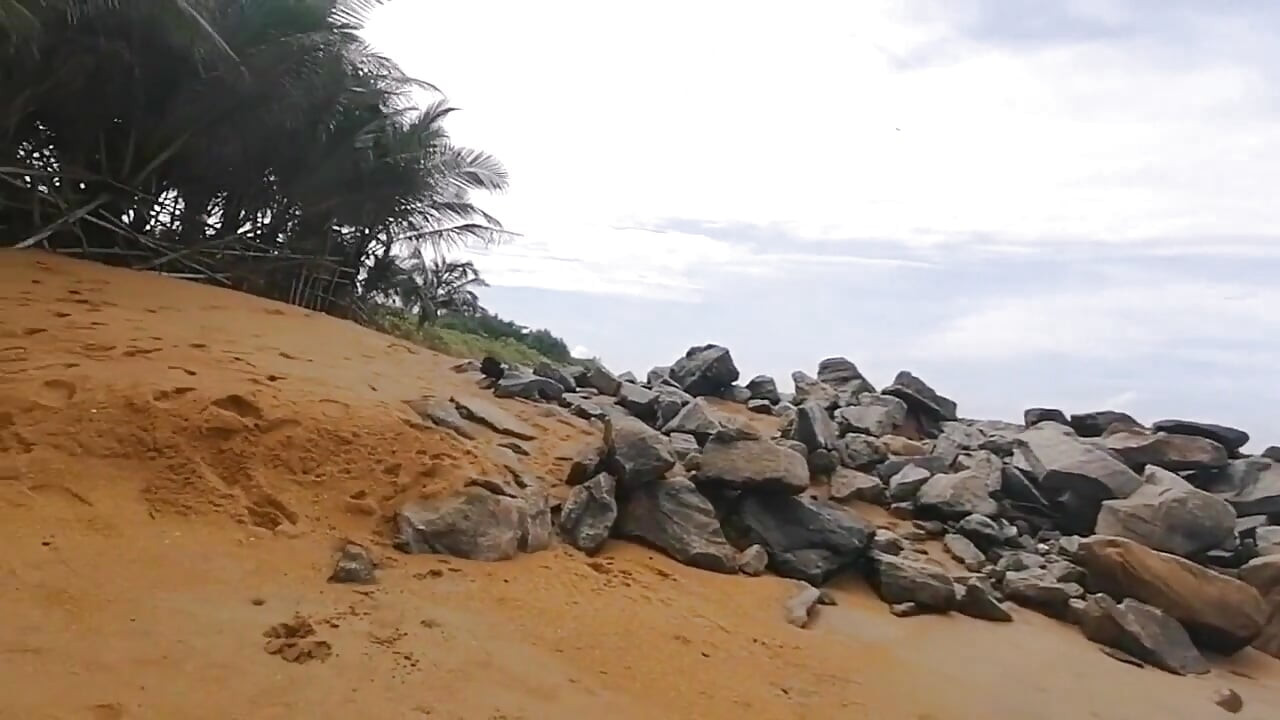 해변에서 창녀를 따먹는 섹시한 섹스를 발견했습니다.