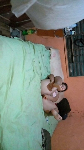 Mi hermanastra masturbándose con comodidad y disfrutándolo