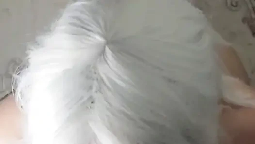 18-летняя шлюха обожает сосать толстый член