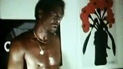 Винтажное межрасовое порно - черный мужик трахает волосатую киску тинки