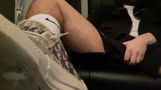 Behaarte Bärenschuhe spielen Asmr in Nike-Socken