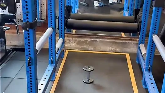 Sevimli Asyalı sportif kız Chloe Lin büyük yarak eğitmeni tarafından sikiliyor