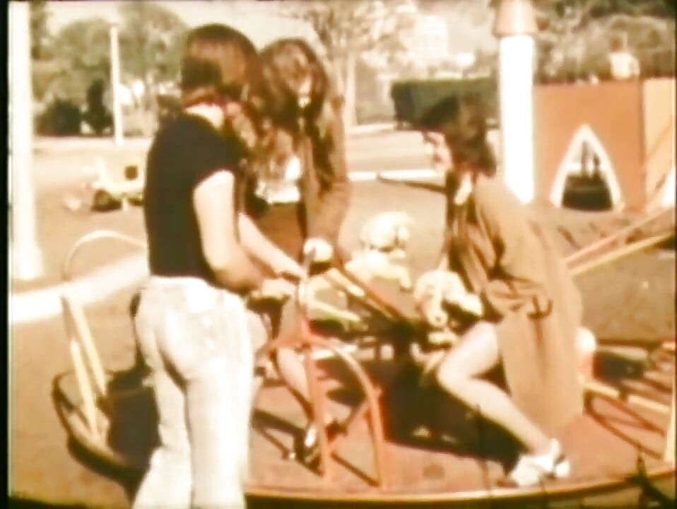 Retro, vollbusige schönheit reitet einen großen schwanz