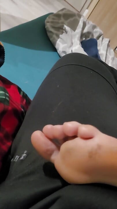 हम अपनी सौतेली बहन के साथ फिल्म देखते हैं, मैंने उसके पैर उठाए, और कुछ मालिश की, वह मुझे लंड चुसाई करती है