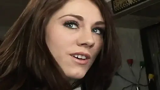 Sevimli genç kız mastürbasyon yapan büyük yarakları seviyor