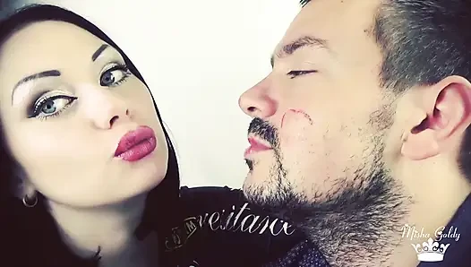 Alex mit rotem glänzendem lippenstift bedeckt, küsst auf seinem gesicht!