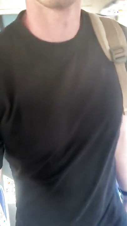 男生在通勤列车上手淫