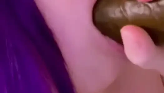 Aku lagi asik nyepong dildo ukuran kontol raksasa pria kulit hitam sampai aku crot banyak banget!