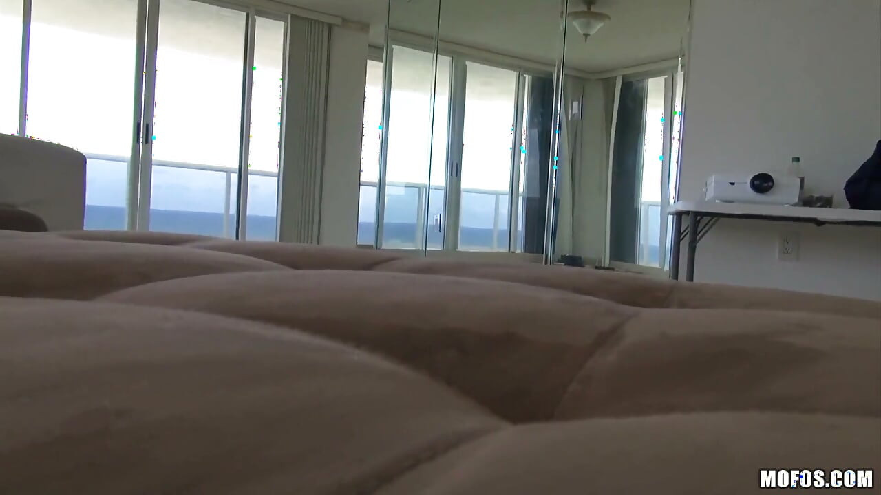 나는 그 여자를 알고 - 작은 젖탱이 Molly Madison & Alb 저녁 식사로 향하기 전에 빠른 오럴을 즐기고, 얼싸 당해