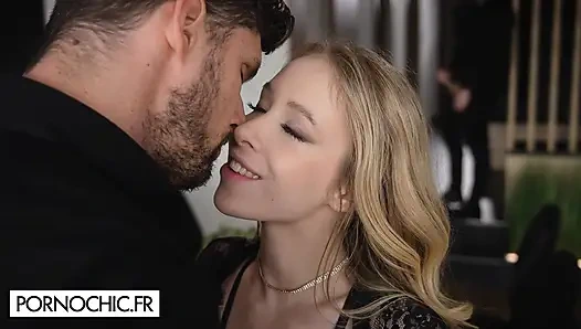 Çift evde bir misafire hoş geldin diyor