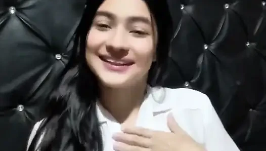 Üvey annenin vahşi döllenmesi yatak odasını sallıyor