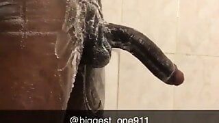 Gran polla negra tomando un baño