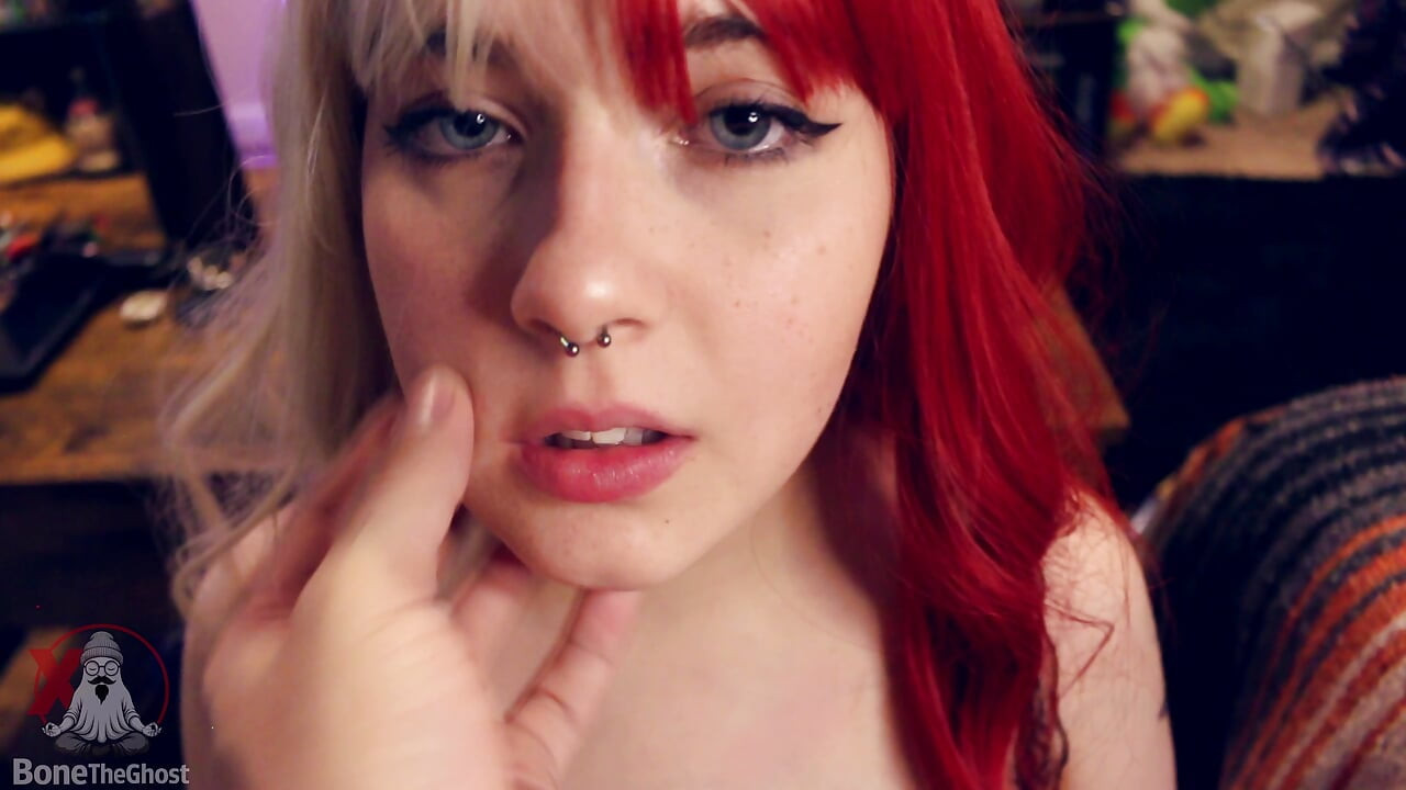 Une jeune de 18 ans aux yeux bleus me fait jouir sur son visage