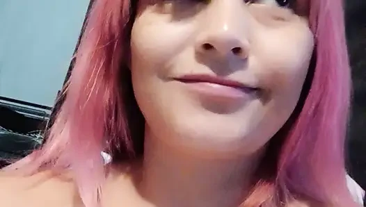 Она обожает тереть себя своим огромным мышлением о своем любимом