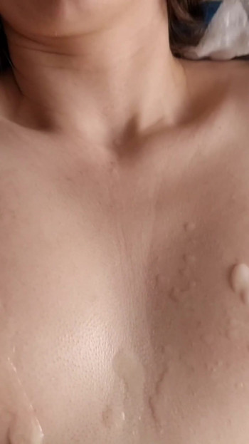 لحظة مذهلة من "Hot Teen Titjob مع حمولة ضخمة من نائب الرئيس على الثدي! بوف!"