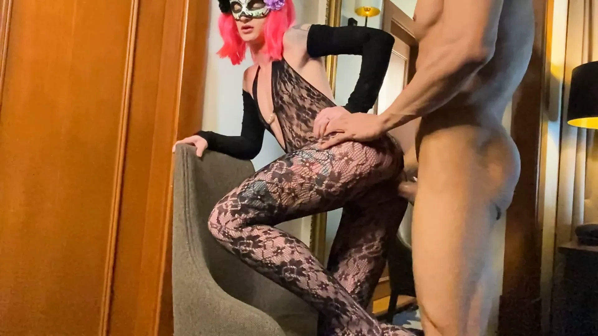 Cosplay kız büyük bir çük için sandalyede yendi ve inlemeyi durduramadı