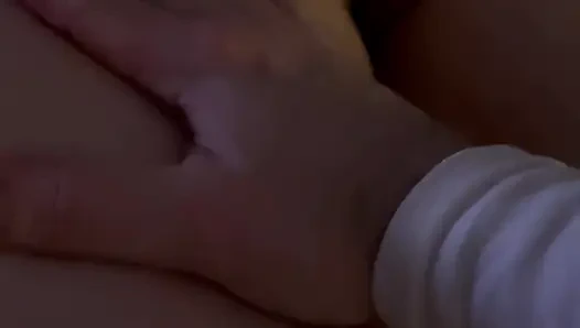 Istri pelacur yang diminyaki menikmati pijatan